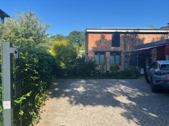Fewo Mit 3 Sz, Direkte Innenstadtlage, Suedterrasse, Parkplatz Auf Dem Eigenem Privatgrundstueck, 2X E-Bike Und E-Autoladesaeule Inklusive, Konzertkirche, Schauspielhaus, Fh, Jahnsportforum Sowie Der Tollensesee Sind Fusslaeufig In Ein Paar Minuten E Neubrandenburg Luaran gambar